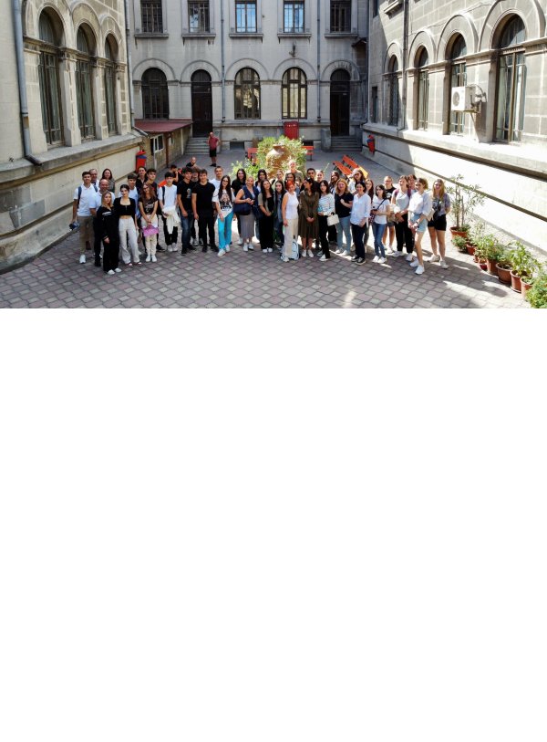 unsere Gruppe im Hof des Colegiul Naţional „Mircea cel Bătrân“ in Constanța/Konstanza