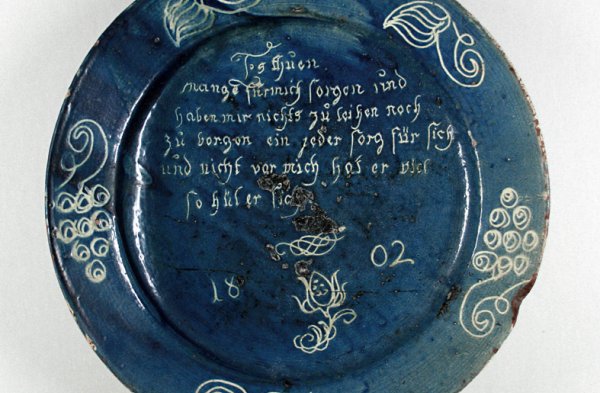 Kobaltblauer Teller mit Inschrift von 1802, sogenannte 
Keisder Ware