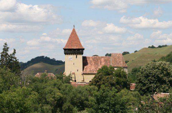 Landschaftsfoto mit der Kirchenburg von Eibesdorf in Siebenbürgen