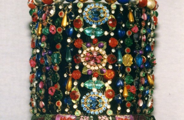 Rückansicht eines reich verzierten Borten, der traditionellen Kopfbedeckung der Mädchen von der Konfirmation bis zur Heirat in der siebenbürgisch-sächsischen Festtagstracht