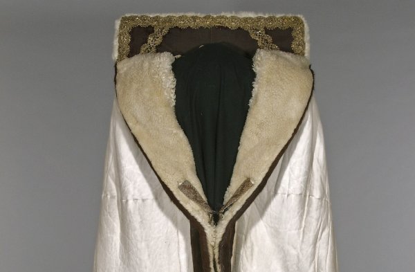 Kragen eines ärmellosen Pelzumhangs für Frauen, sogenannter Kürschen, aus Urwegen vom Anfang des 20. Jahrhunderts 