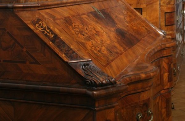 Detailansicht eines barocken Sekretärschranks