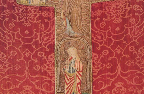 Messgewand, sogenannte Kasel aus der zweiten Hälfte des 15. Jahrhunderts mit einem Kreuz bestickt, später umgearbeitet zu einem Antependium für den Altar