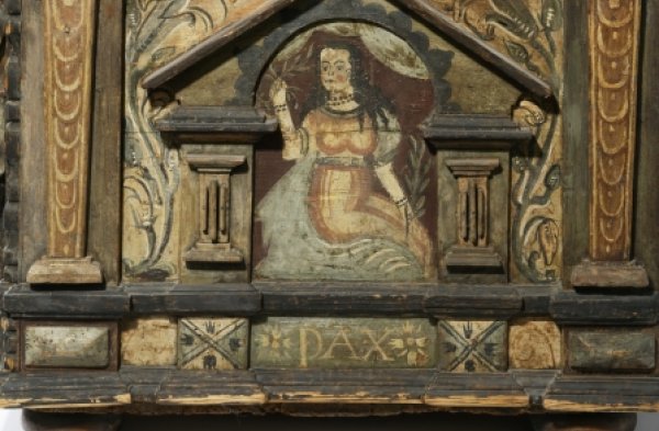 Seiten einer Mitgifttruhe aus dem 17. Jahrhundert. Darauf dargestellt ist die Allegorie des Friedens. 