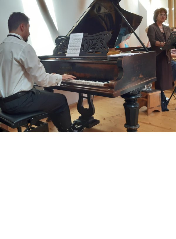 Filtsch Salon in Deutsch-Weisskirch, Andrei Preda Klavier, Einführung Dagmar Dusil, Foto: HF